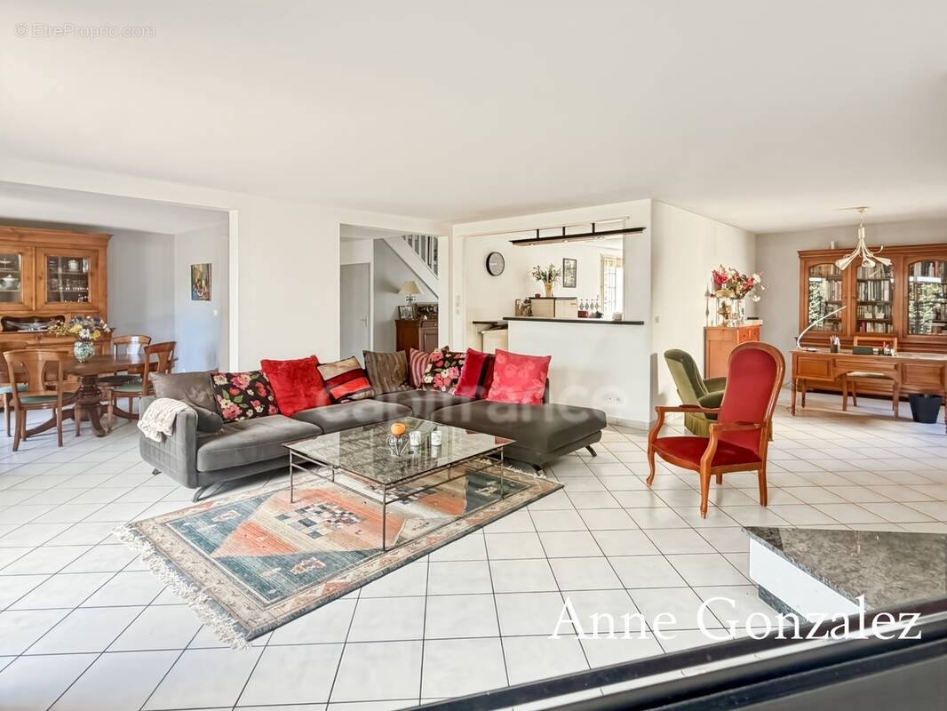 Saint Jean le Blanc, à 5 minutes d'Orleans dans un secteur privilégié etcherché à vendre grande maison familiale de 235 m2, 5 ch - photo 1