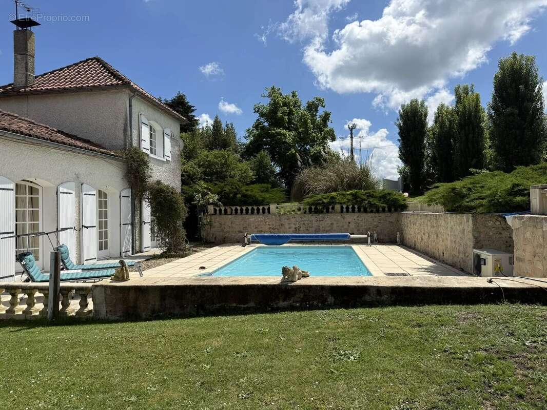 Maison à CHARMANT