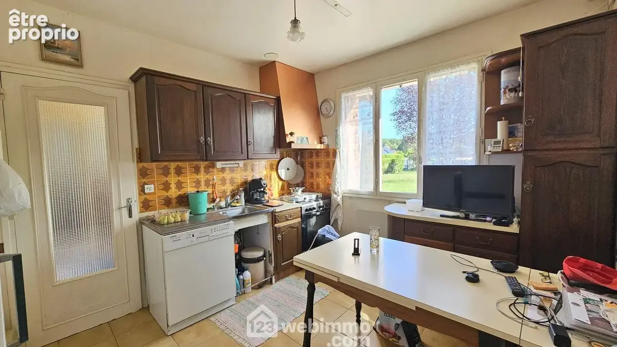 Une cuisine de 10 m² à rafraîchir et son accès direct au garage.
