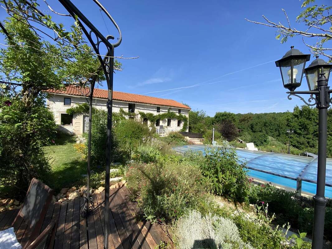 Maison en pierre avec piscine et vaste jardin arboré à la campagne - photo 14