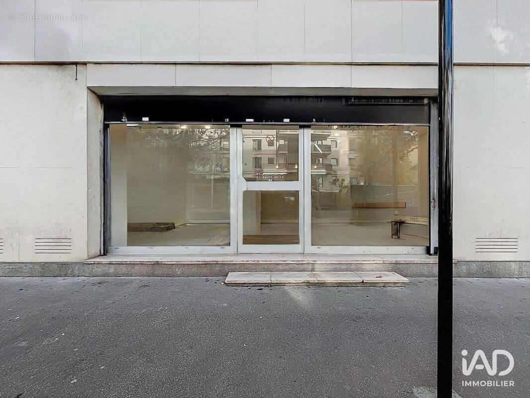 Photo 1 - Commerce à COURBEVOIE