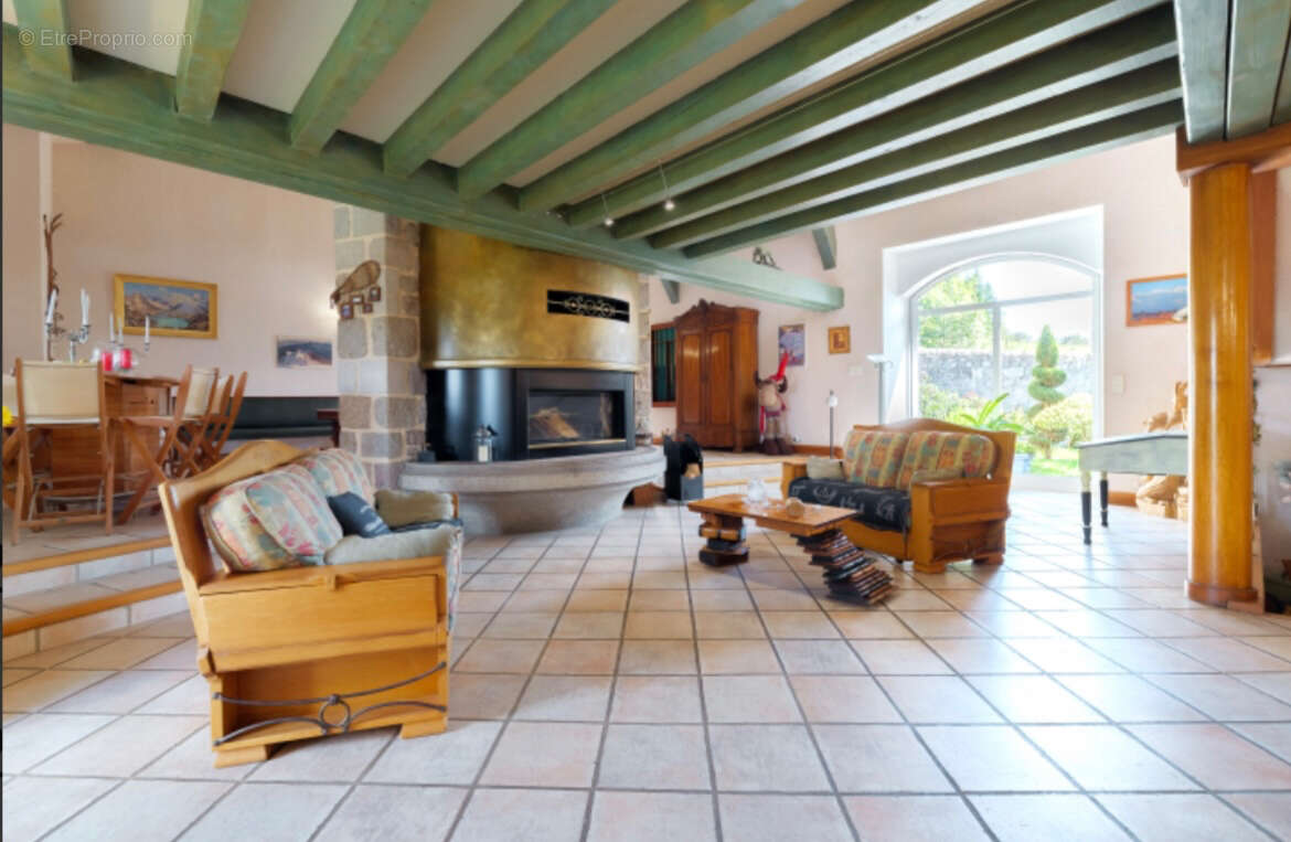 Maison à SAINT-ROMAIN-LACHALM