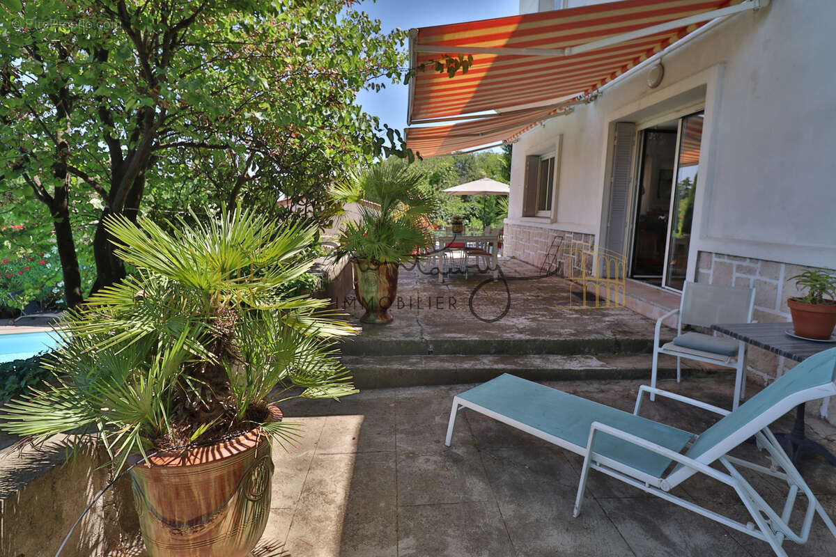 NIMES maison de ville avec 4 chambres, bureau, piscine. Le charme des années 40 au cœur d’un quartier résident - photo 7