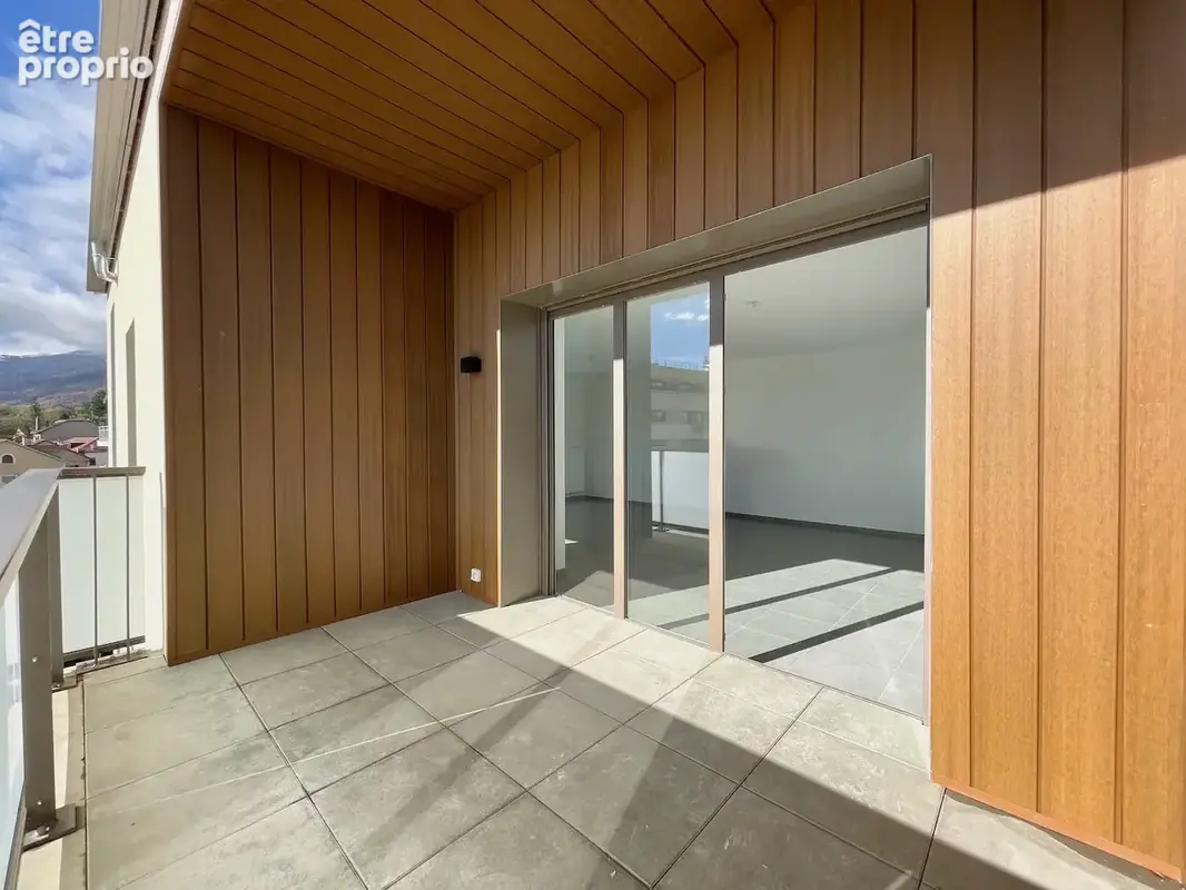 Appartement dernier étage avec trois chambres et deux terrasses - DEUX GARAGES - photo 3