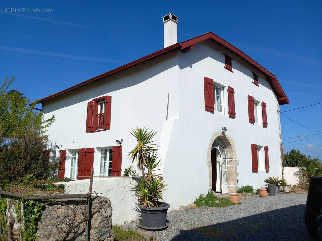Maison avec 2 logements un T4, unT3 et une dépendance. - photo 3