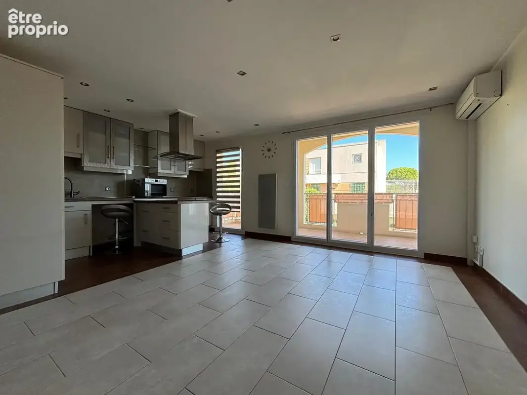 Appartement à LA ROQUETTE-SUR-SIAGNE