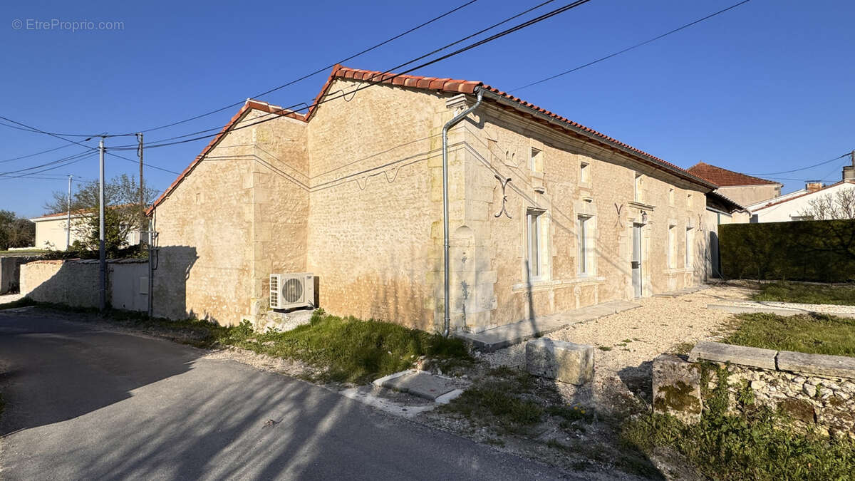 Maison à BARBEZIEUX-SAINT-HILAIRE