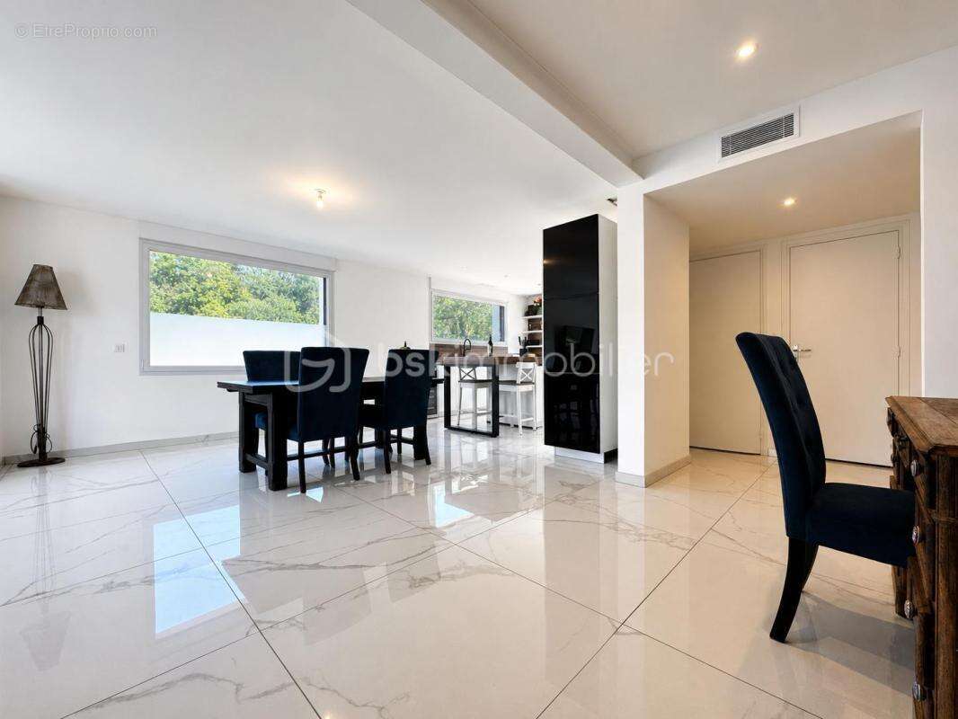 Maison familiale de 150m2 environ avec piscine, vie de plain-pied et terrain de 1 169 m² - photo 3