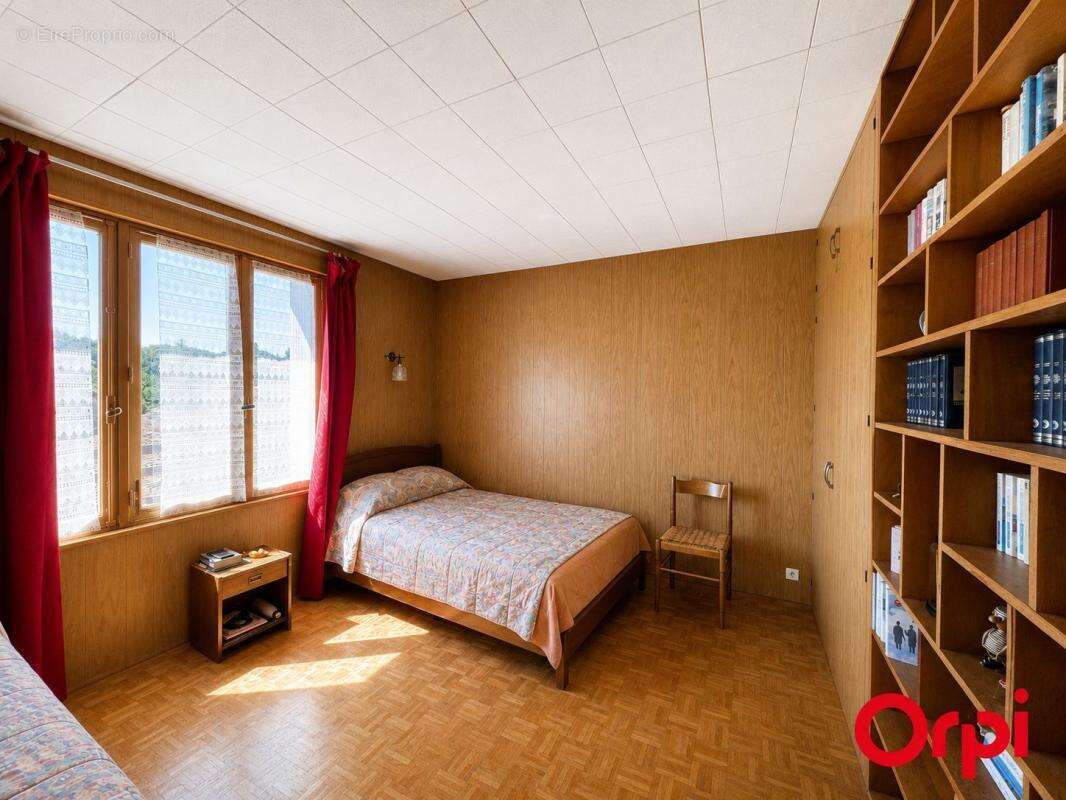 Maison en centre-ville de Saint-Amand-Montrond avec grands volumes de dépendances - photo 7