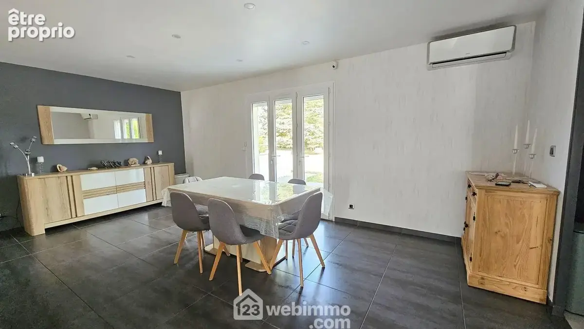 Un espace salle à manger avec un accès direct sur la terrasse.
