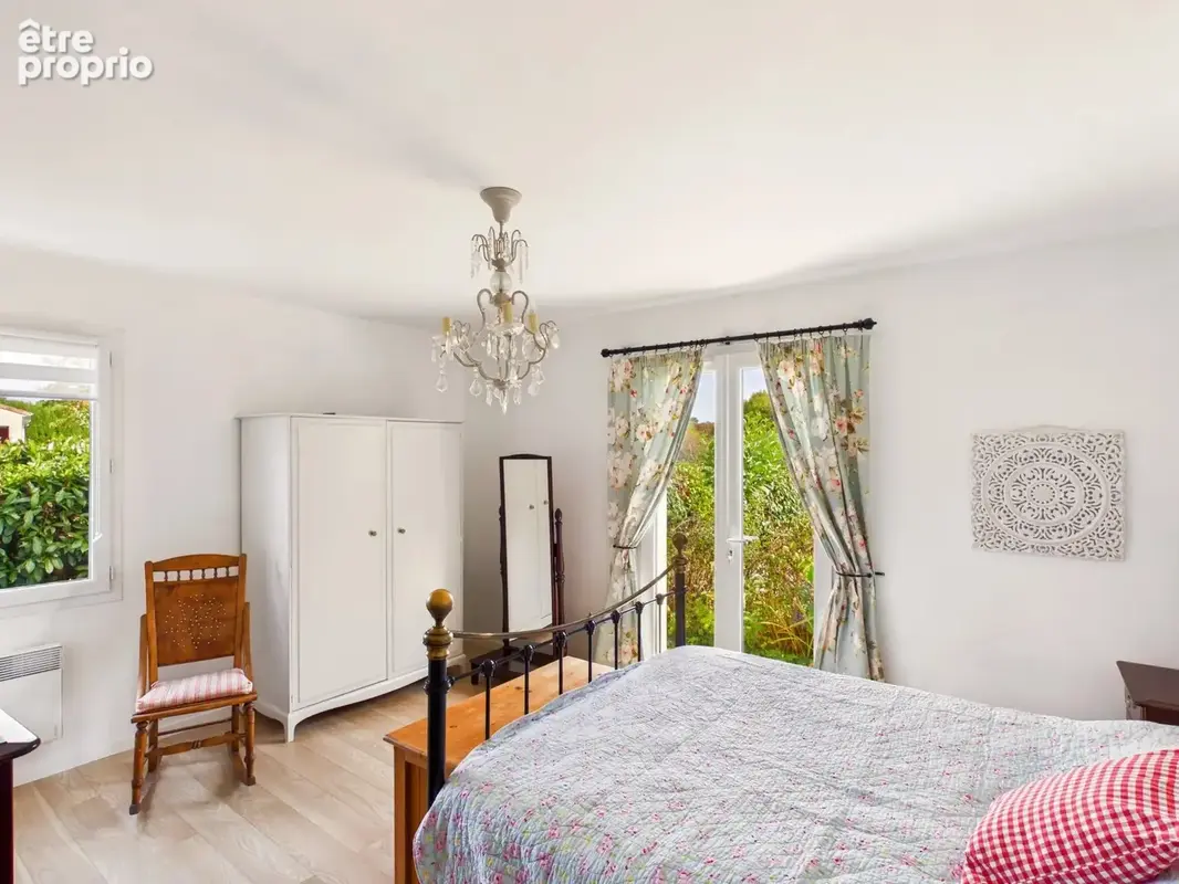 Belle maison de plain-pied avec piscine et jardin - photo 9