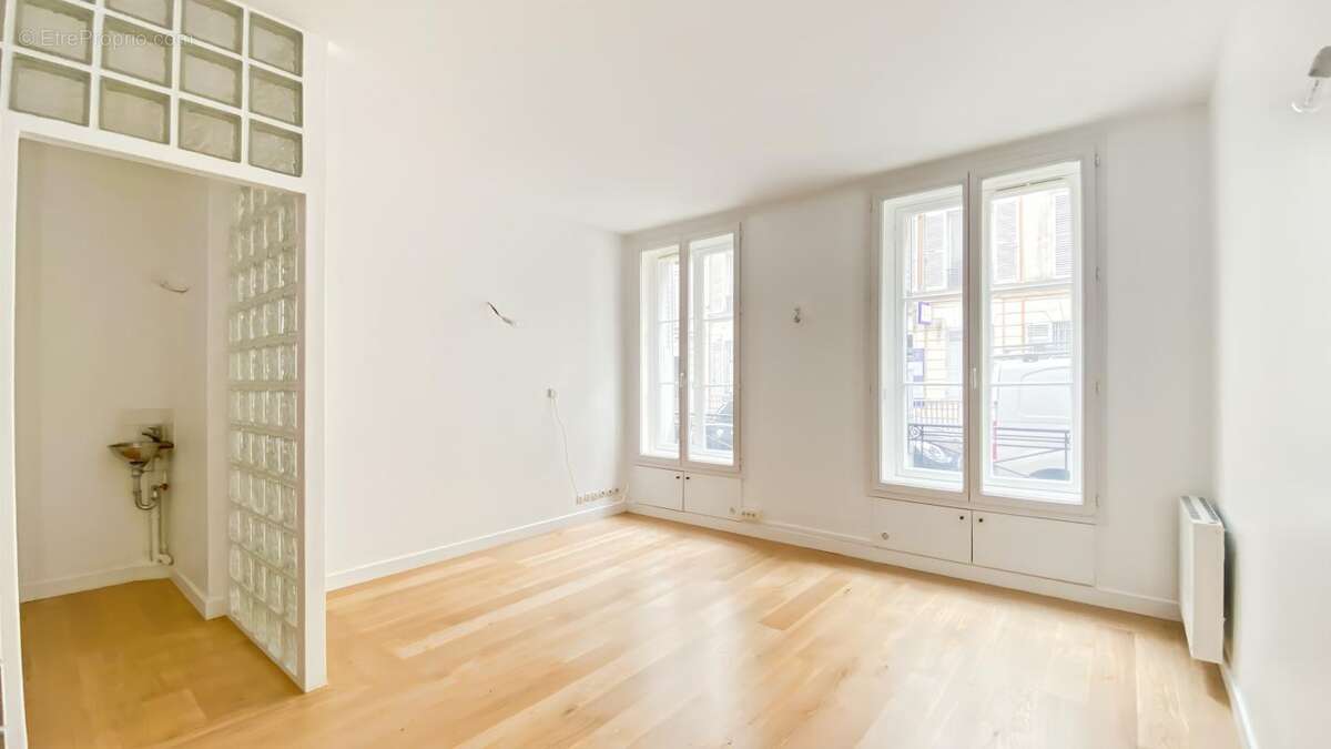 Commerce à PARIS-9E