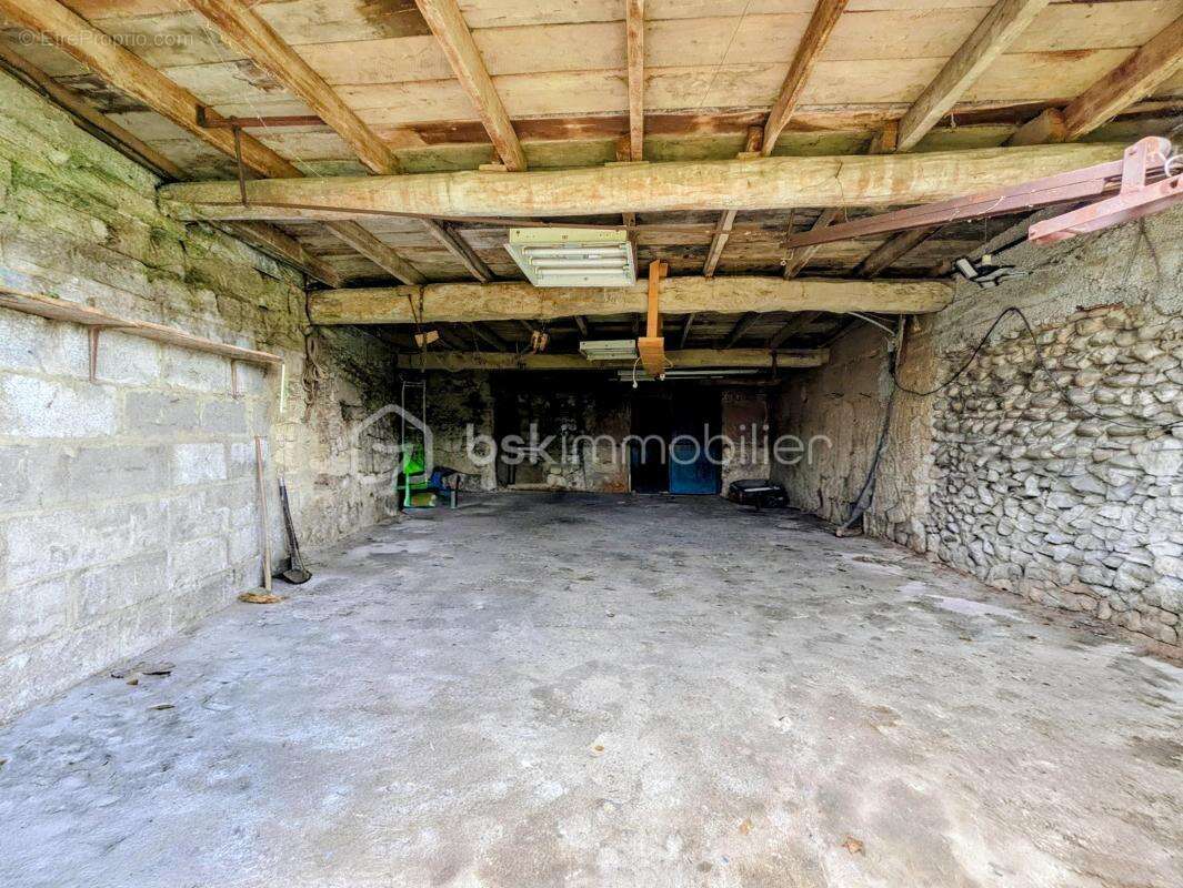 EXCLUSIVITÉ – Ancien corps de ferme sur 5,6 hectares avec dépendances, verger et rivière - photo 15