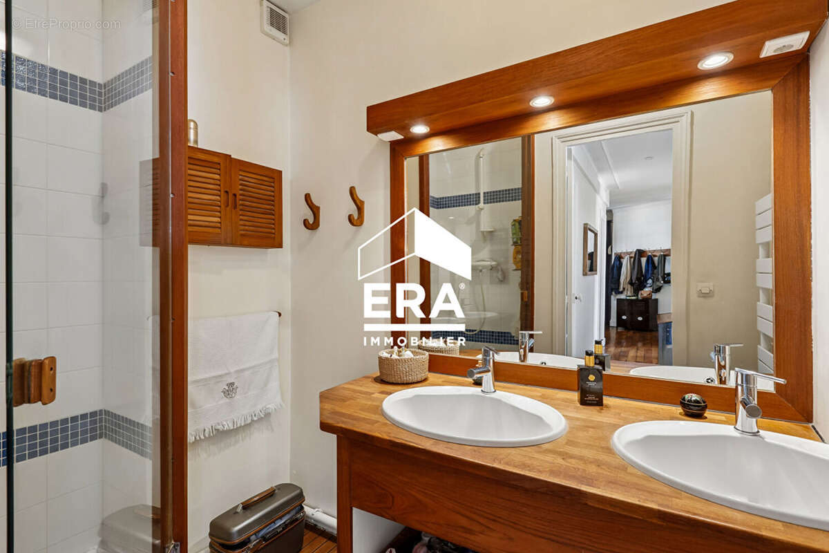 Appartement à PARIS-17E