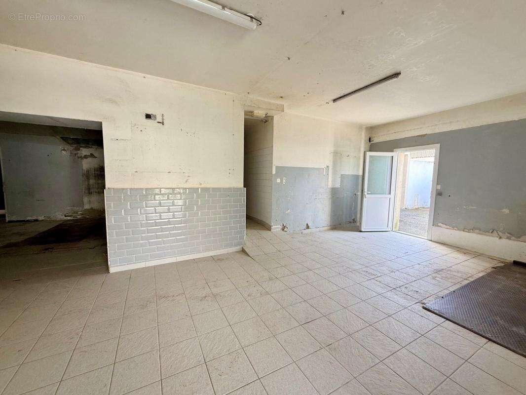 Opportunité investisseur - Local commercial + appartement - photo 2