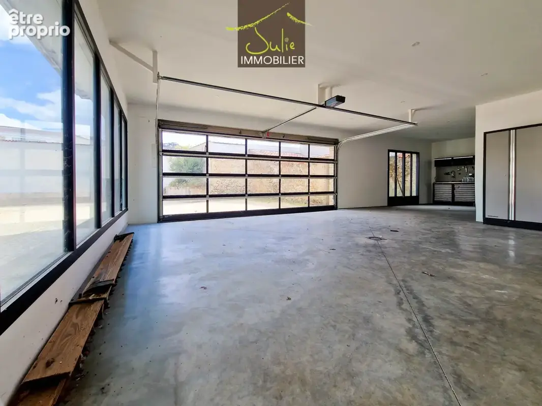 Demeure d'exception en plein coeur de bressuire - 304m2 habitables avec jardin et garages - photo 16
