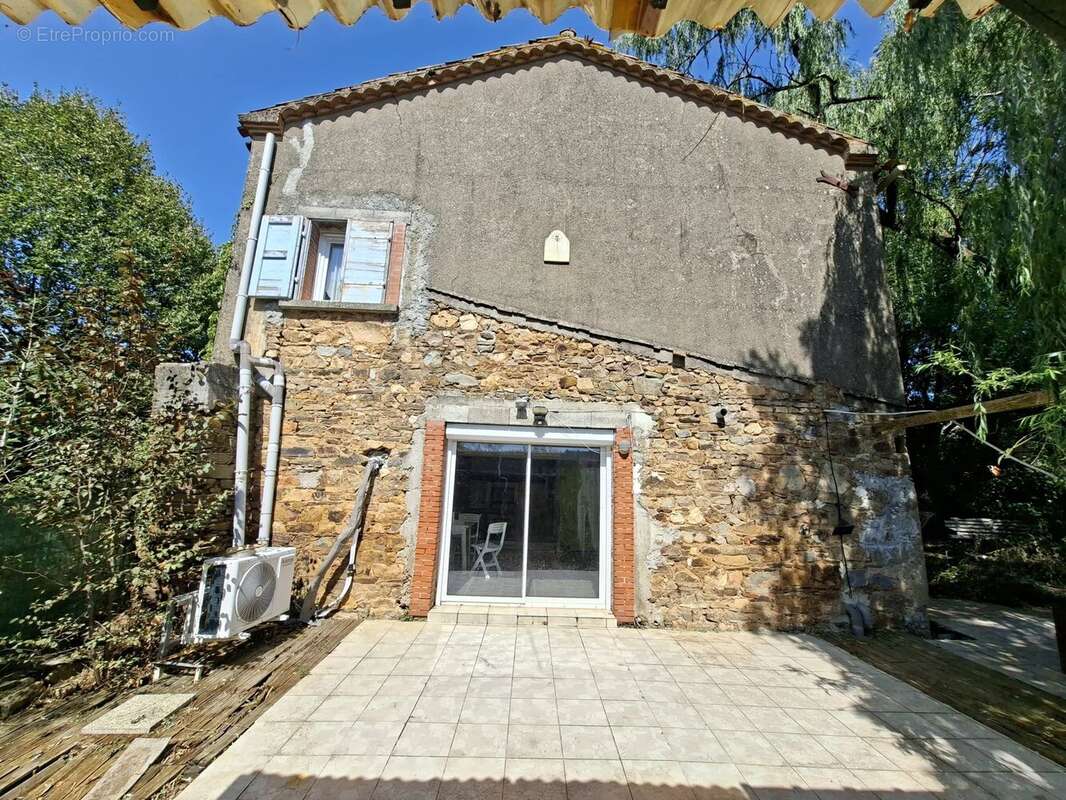 Maison en pierre avec jardin, terrasse et dépendances - photo 4
