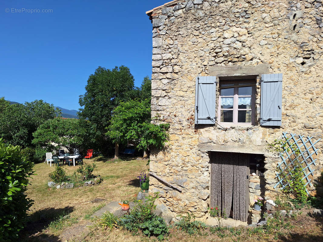 Grande maison de village en pierre avec jardin et dépendances - photo 2