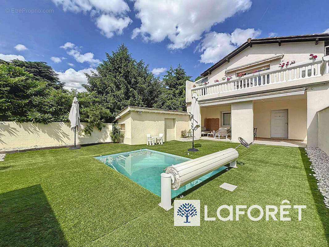 Parcieux, maison familiale avec piscine et vue dégagée - photo 15