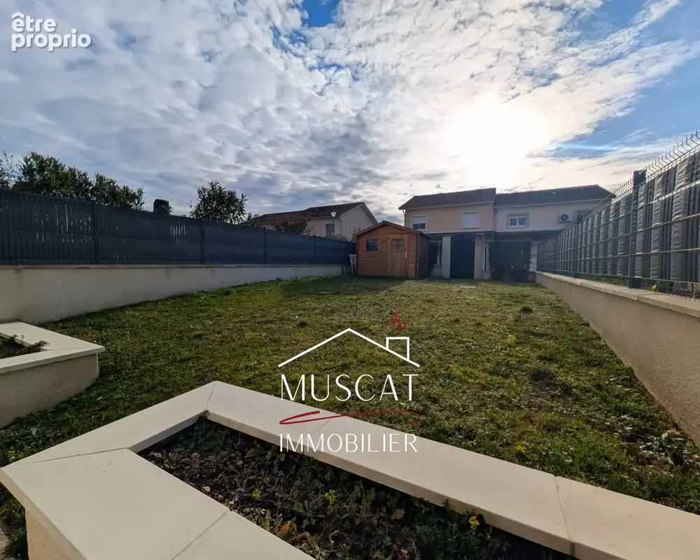 FRONTONAS - Maison - 3 chambres - terrasse - jardin - garage - photo 2