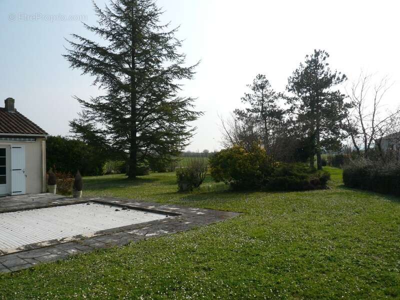 Maison à GENSAC-LA-PALLUE