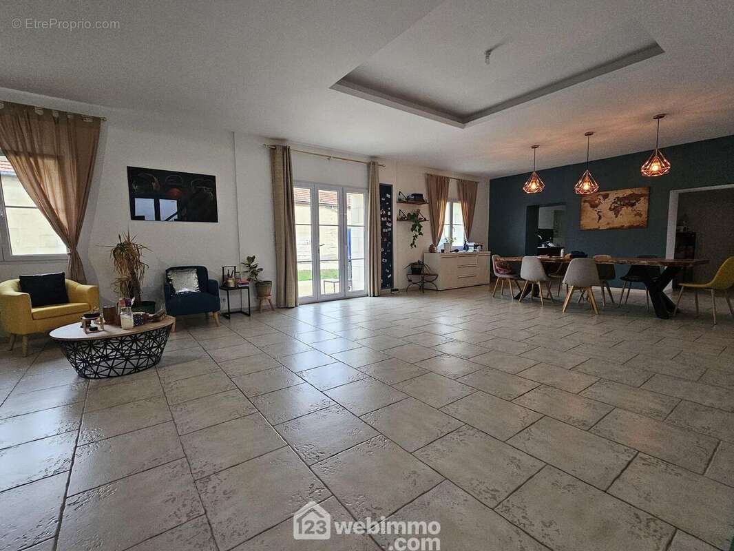 Des espaces ouverts et modulables selon vos envies - Maison à BOUFFIGNEREUX