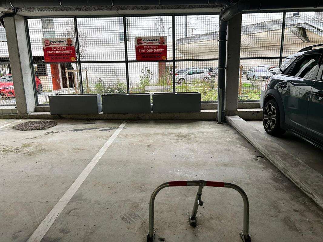 1 PLACE DE PARKING - Bas Cenon - Près de ligne A et  à 50 mètres de l'arrêt SNCF de Cenon - photo 2