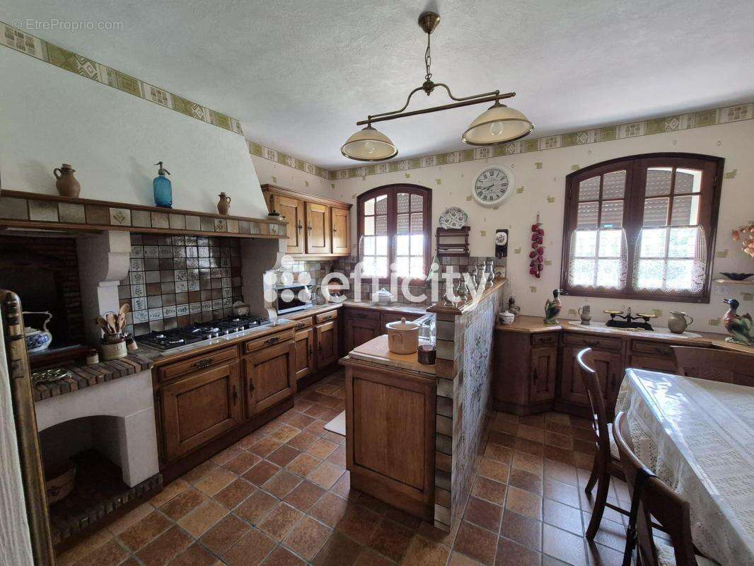 Maison 207 m² à Etagnac  - photo 4