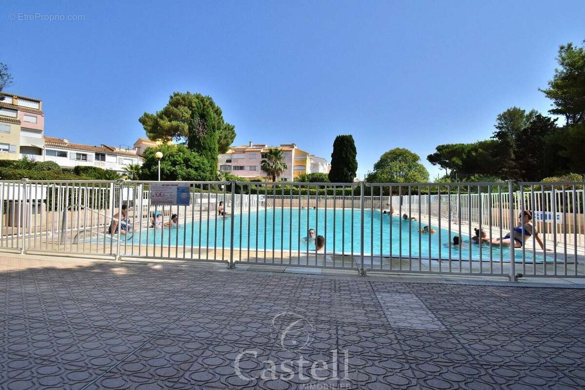 Magnifique appartement rénové en rez de jardin, à quelques pas du port.... - photo 2