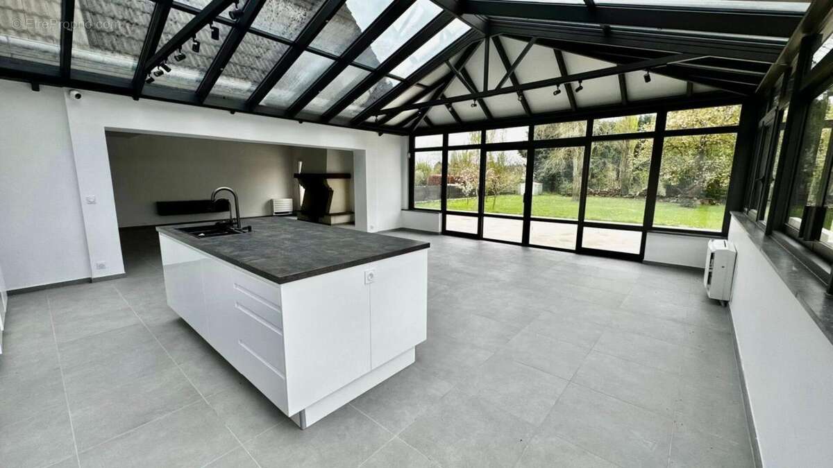 Propriété d'exception  221 m² de luminosité sur  presque 3 000 m² de terrain - photo 5