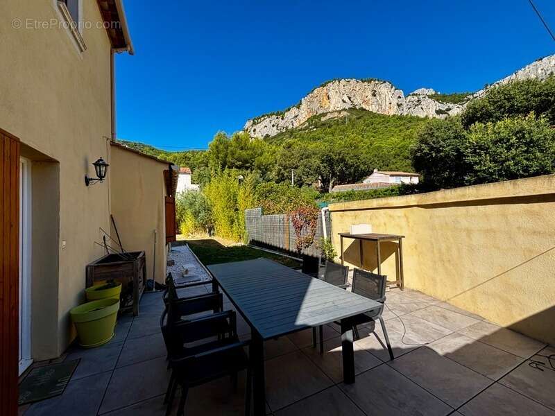 Maison à LE REVEST-LES-EAUX