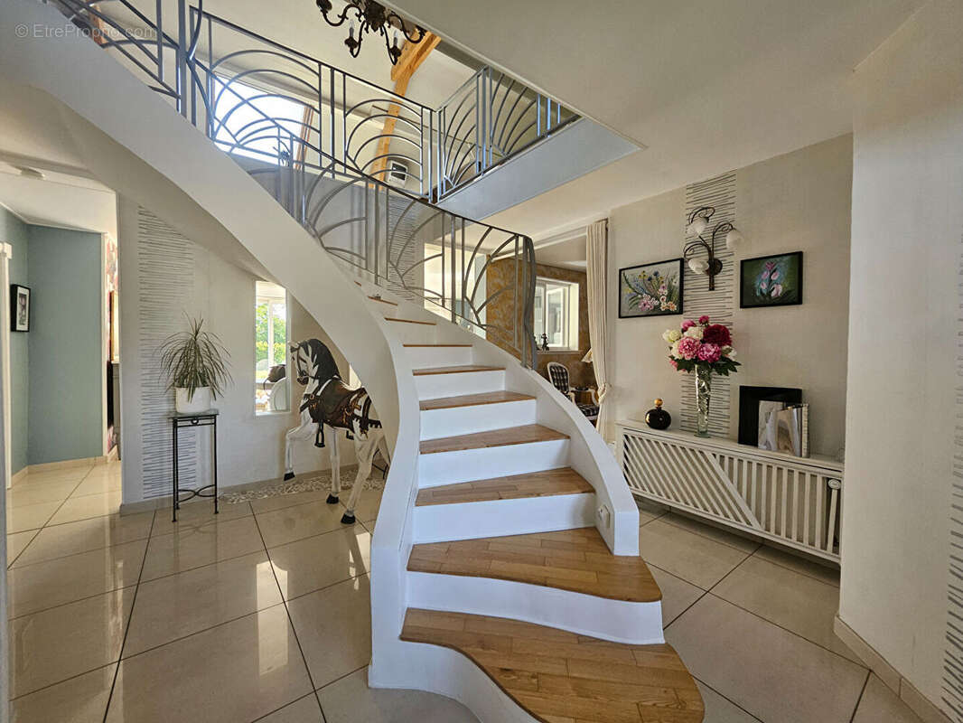 Maison d'exception à Vendre à Rivery - Un Écrin de Prestige de 200 m² - photo 3