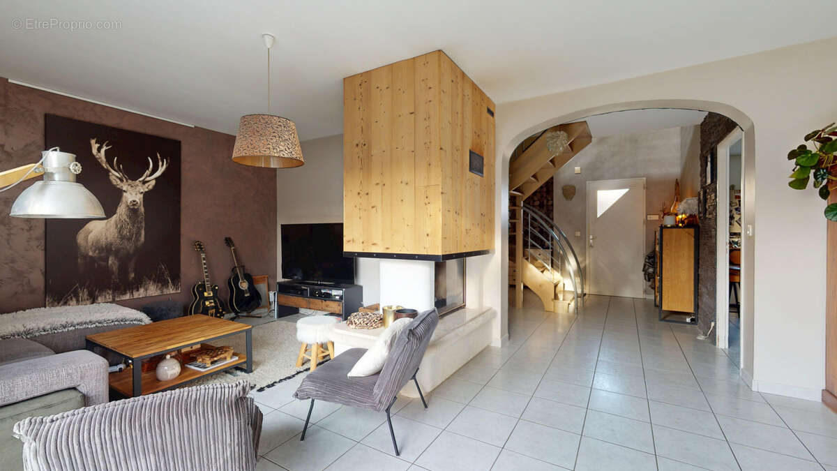 Maison à MAMIROLLE