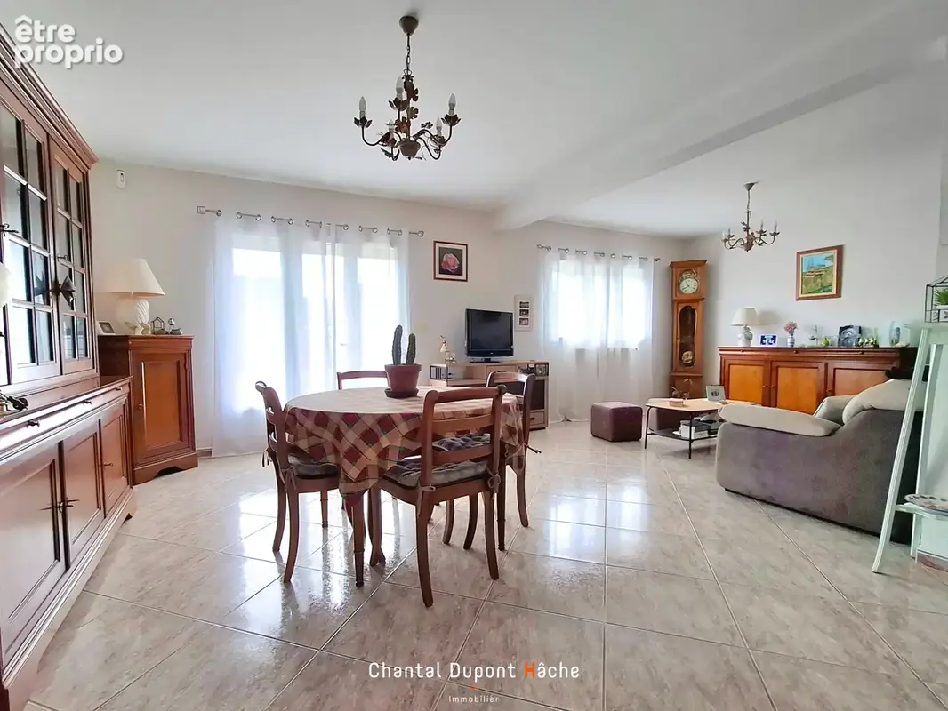 CHAMPHOL - Jolie maison traditionnelle, 4 chambres, vie de plain-pied, garage et jardin - photo 5