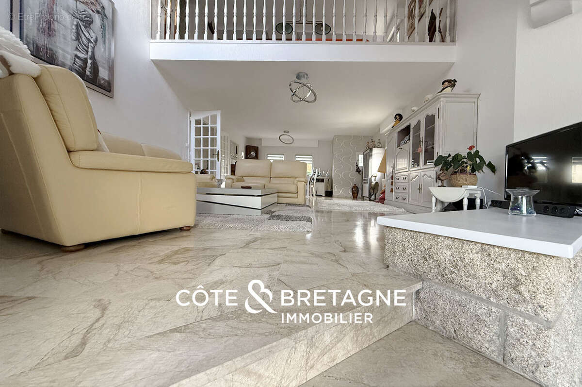 Maison familiale à vendre à Yffiniac   188 m2 avec piscine et sous-sol complet I REF 2025-135 - photo 6