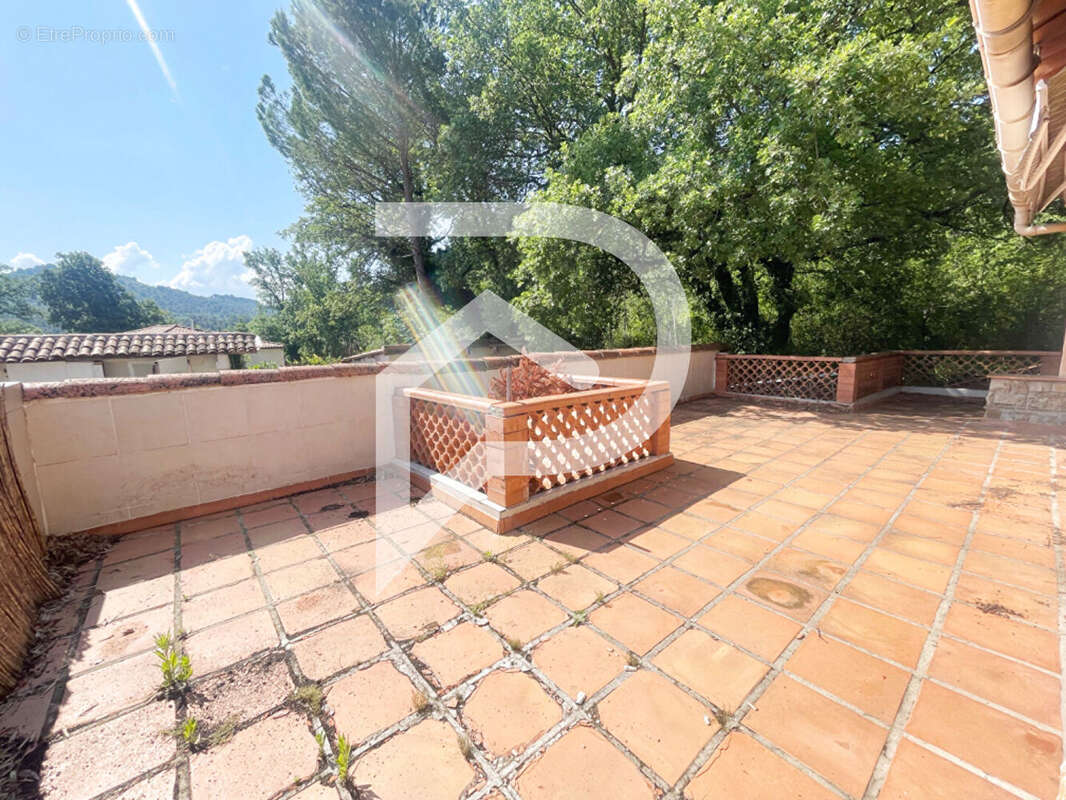 Maison à LE PUY-SAINTE-REPARADE