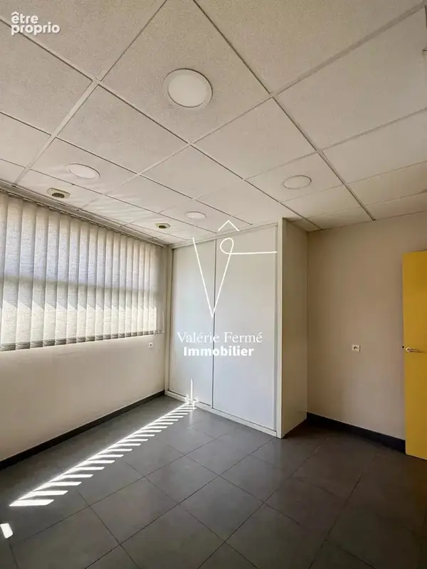 Local Professionnel, 78 m2, plain-pied, 3 places de stationnement privatives - Pessac-Centre. - photo 4