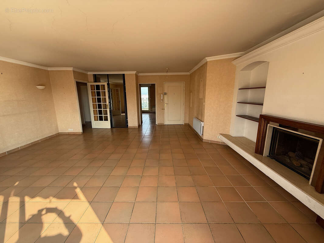 Appartement à SAINT-LAURENT-DU-VAR