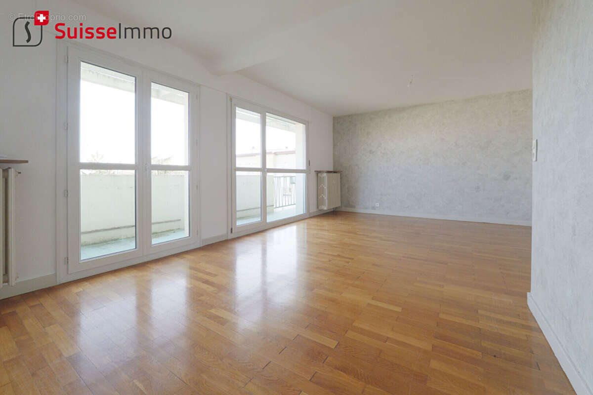 Appartement  4 pièces 70.4 m2 - 2 balcons - Vue Château et pré-la-Rose - photo 2