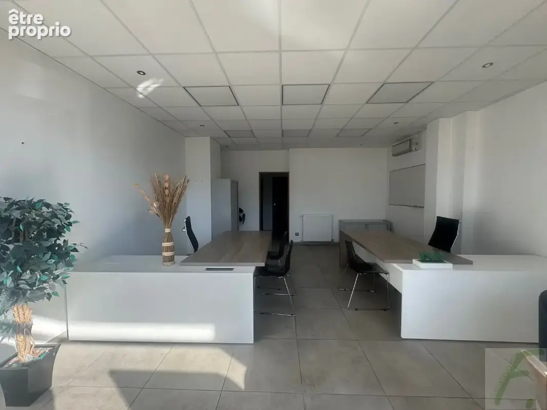 AIX-LES-BAINS CENTRE  Local commercial / professionnel entièrement rénové 73 m² - photo 2