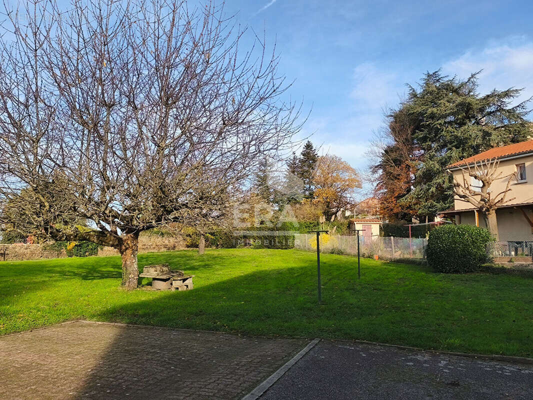 Terrain à SAINT-JEAN-BONNEFONDS