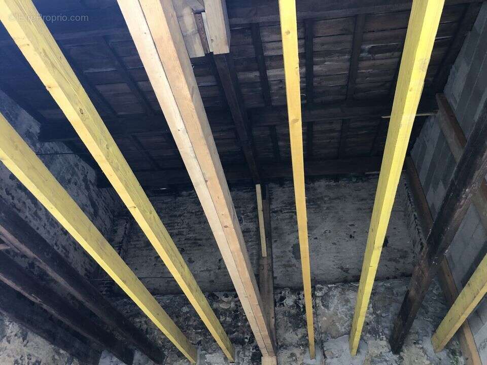 LESPARRE CENTRE GARAGE  RENOVE 29 m2 AVEC COUR  - Parking à LESPARRE-MEDOC