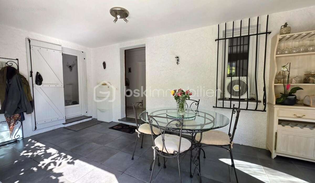 A cogolin (Var) - maison Traditionnelle 118 m² avec garage et piscine - photo 5