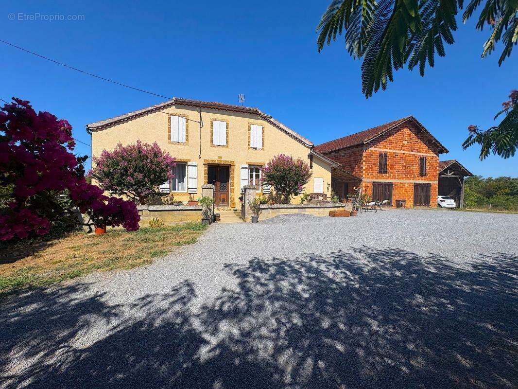 Maison à vendre 5 pièces 165m2 avec dépendances Proche de LE HOUGA (32) - photo 2