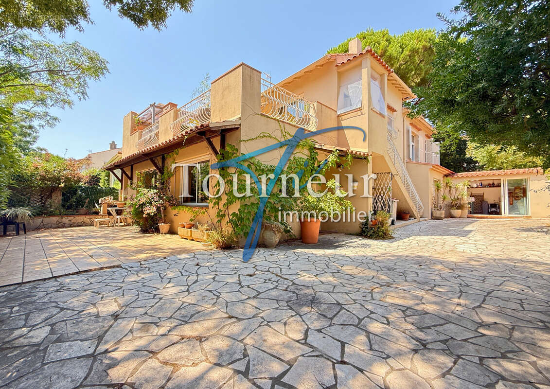 Tres rare sanary hypercentre villa traditionnelle de 183m2 divisee en deux grands appartements - photo 2
