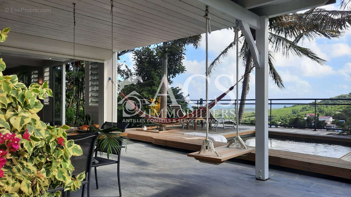 **À vendre : Superbe villa rénovée avec vue mer et campagne   Le Marin** - photo 11