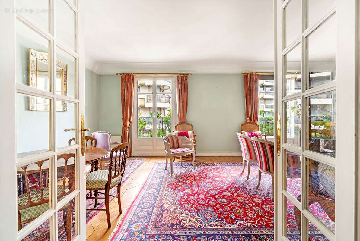 Emplacement prestigieux - haussmannien - etage eleve - balcon - photo 4