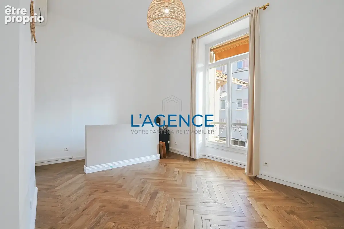 Appartement bourgeois de type T4 de 126 m2 dans un bel immeuble du centre ville à Hyères - photo 10