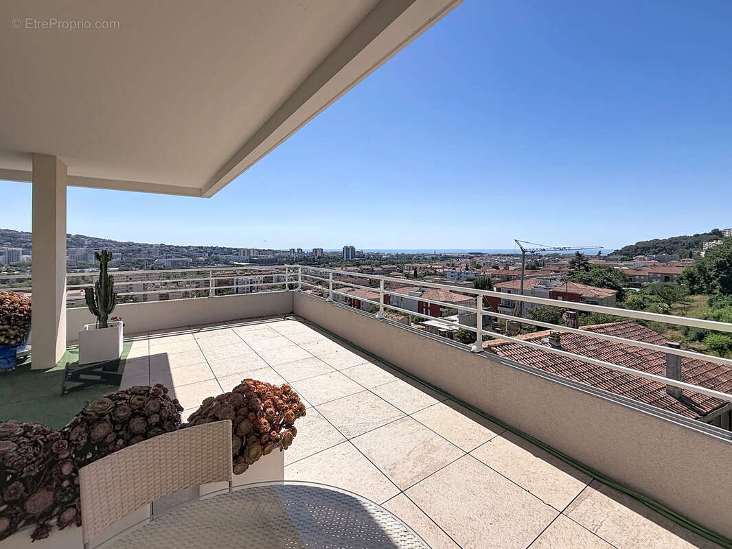 Appartement à SAINT-LAURENT-DU-VAR
