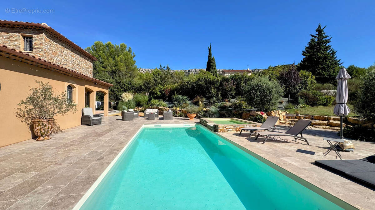 Maison à CHATEAUNEUF-LE-ROUGE